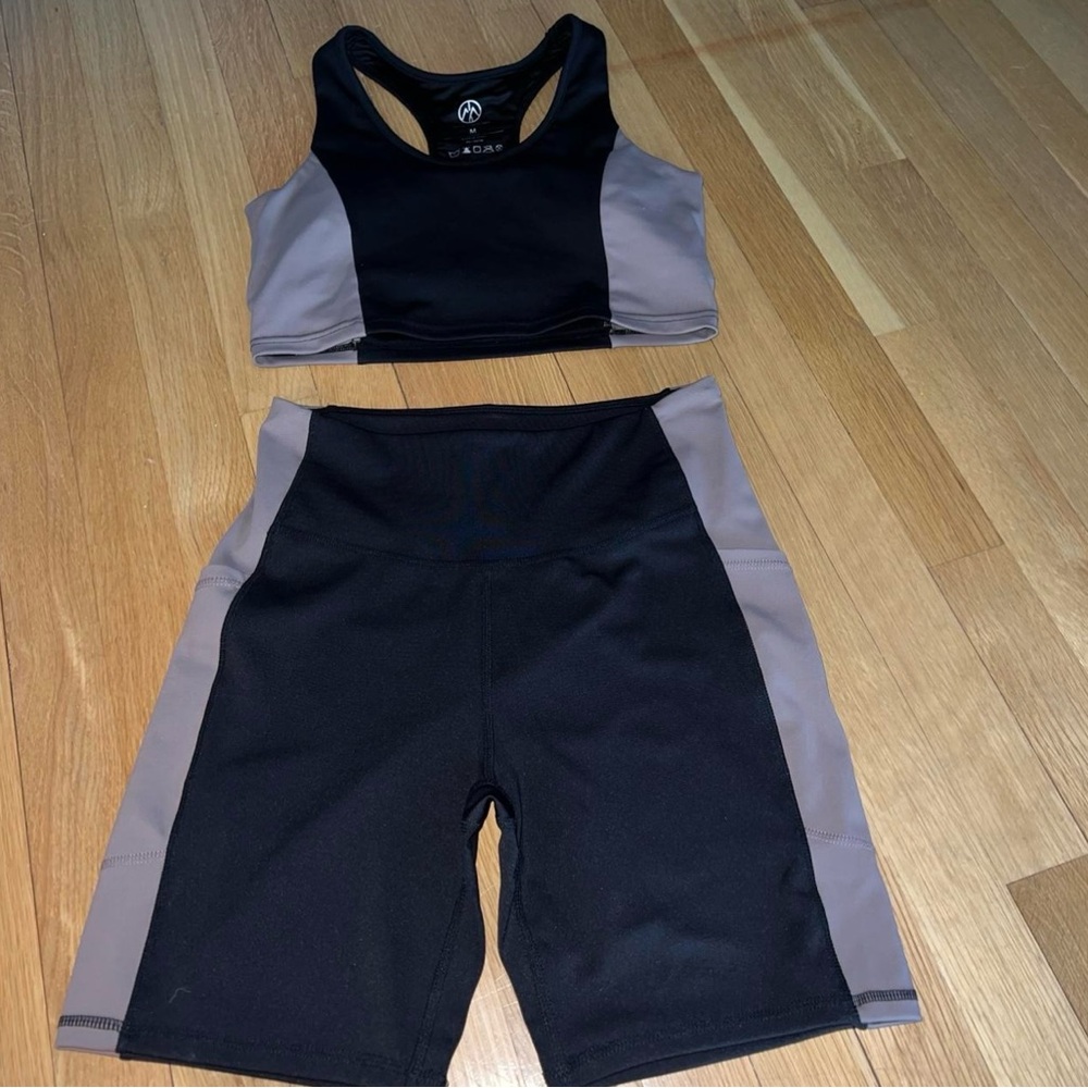 Very cute workout set! Top has cups and is supportive! Shorts have pockets.